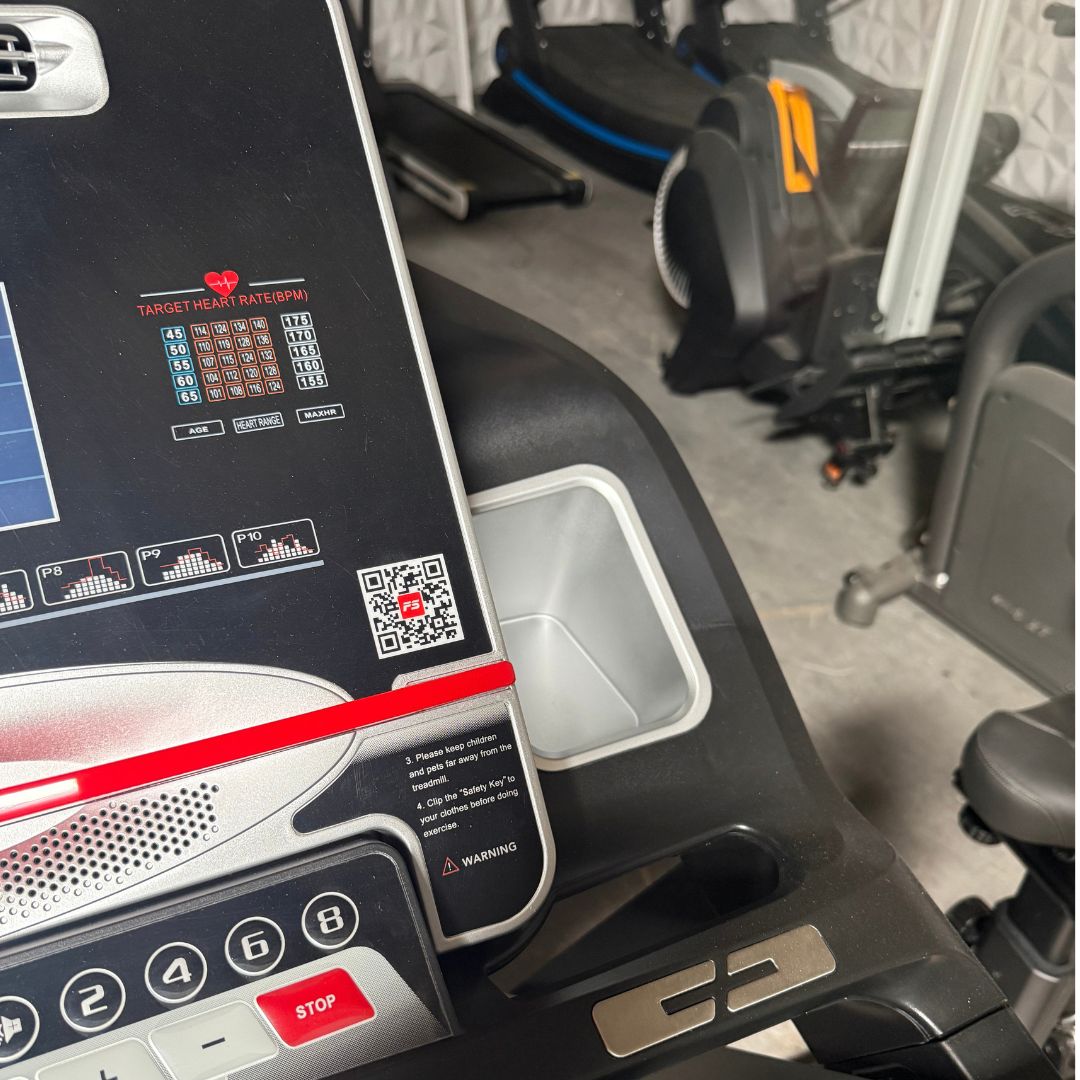 Cinta de correr comercial ligera - Muscle D Fitness - Pantalla LED - Monitor de frecuencia cardíaca - Portavasos - Velocidad e inclinación ajustables